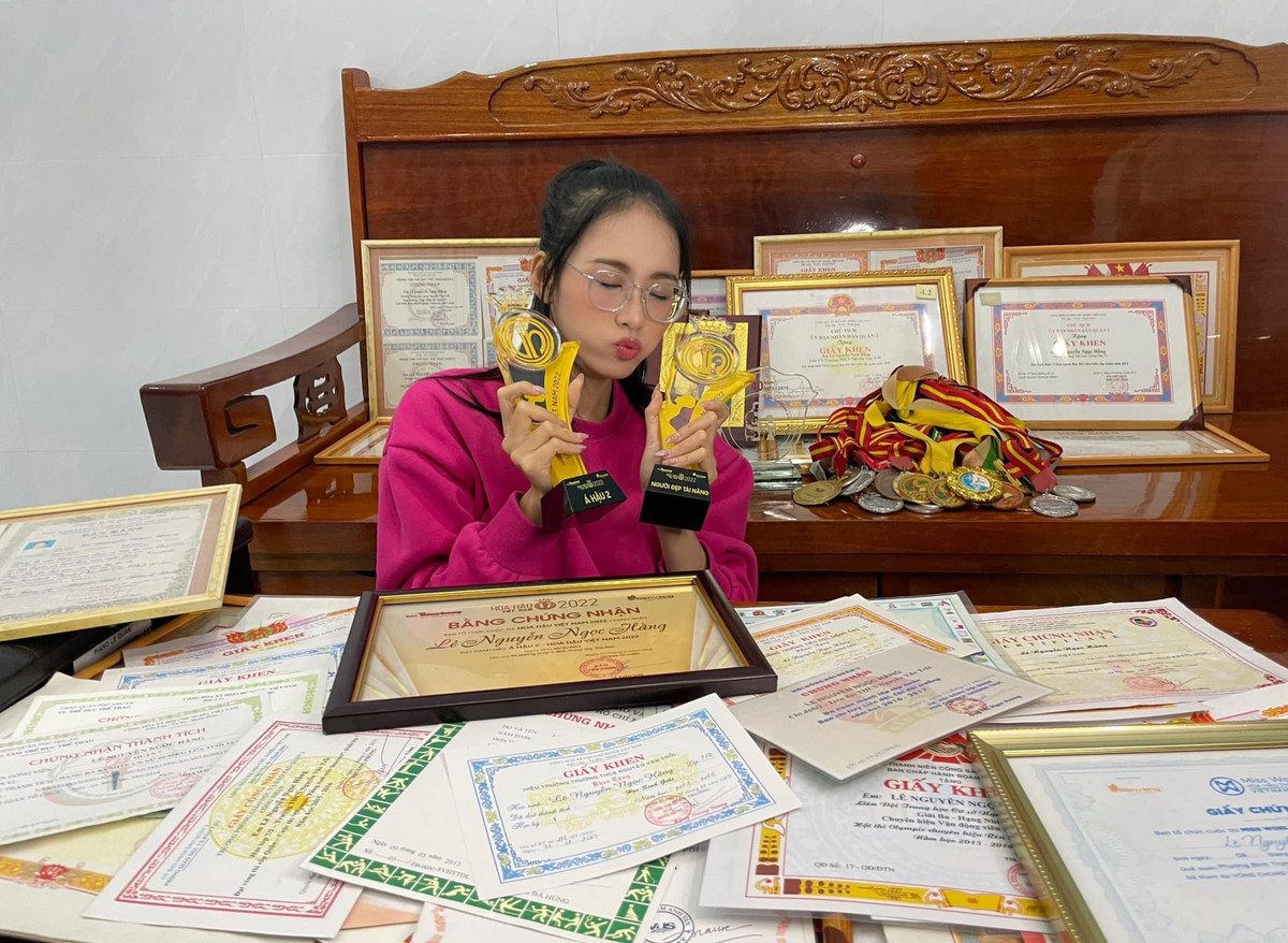 Hình ảnh nàng á hậu sinh năm 2003 chụp ảnh bên loạt huy chương và giấy khen khiến nhiều bạn trẻ bày tỏ sự ngưỡng mộ.