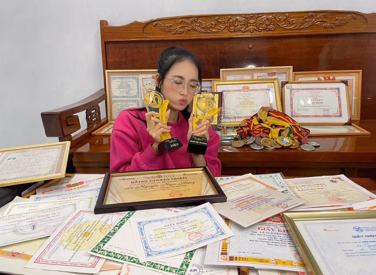 Hình ảnh nàng á hậu sinh năm 2003 chụp ảnh bên loạt huy chương và giấy khen khiến nhiều bạn trẻ bày tỏ sự ngưỡng mộ.