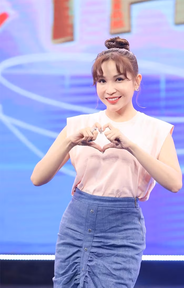 Diễn viên Khả Như quen mặt với khán giả qua nhiều bộ phim như "Cua lại vợ bầu", "Nắng 3: Lời hứa của cha", "Tía tôi là cao thủ", "Pháp sư mù"… Ngoài ra, cô cũng là gương mặt quen thuộc của các gameshow trong những năm gần đây.