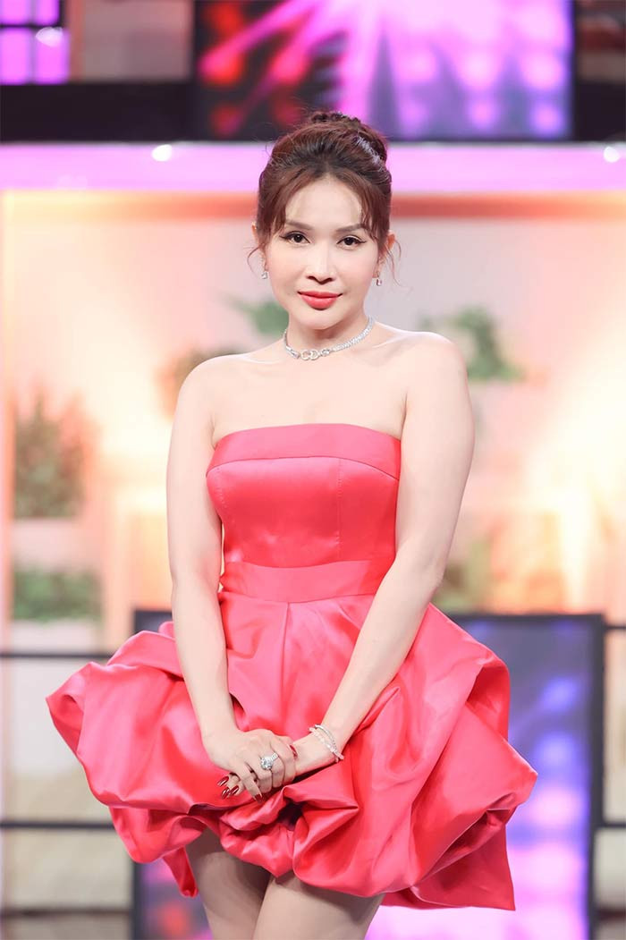 Cô được chú ý sau khi giành quán quân Cười xuyên Việt – Tiếu lâm hội 2016 cùng nhóm Buffalo.