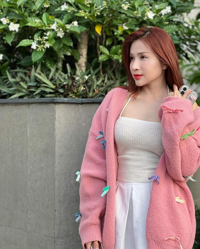 Khuôn mặt, vóc dáng thon gọn, làn da trắng sáng là những yếu tố giúp Khả Như trẻ trung hơn so với tuổi.