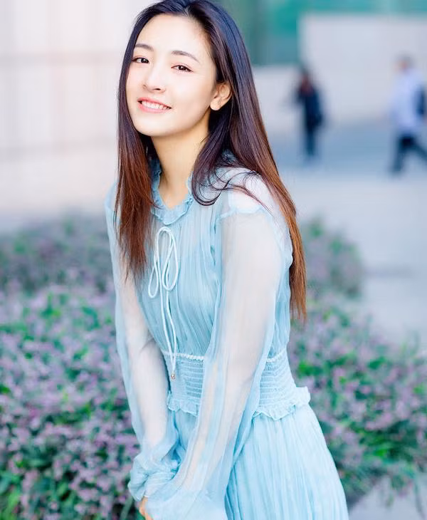 Nhờ vẻ đẹp thanh tú và hàng loạt vai diễn nói trên, Ngô Thiến được mệnh danh là "Nữ thần thanh xuân" của màn ảnh Cbiz. (Ảnh: baike)