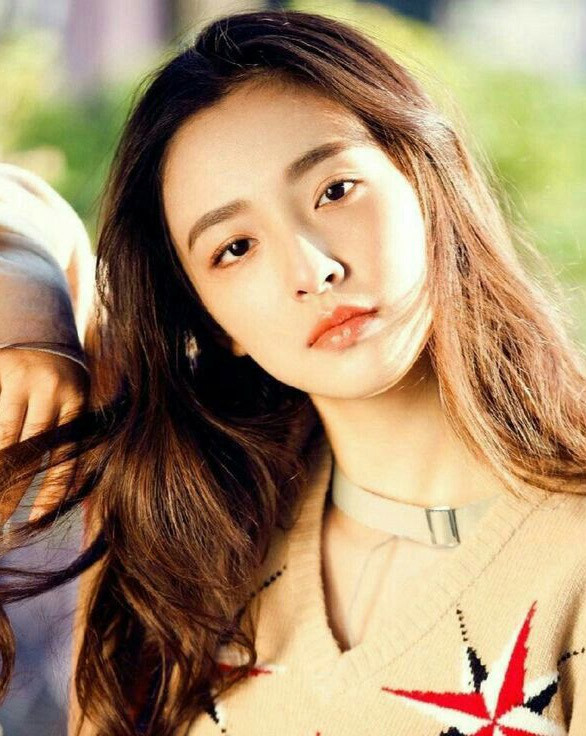 Từng là sao nữ được trọng dụng của Hoa Sách, nhưng sau khi quyết định kết hôn và sinh con, Ngô Thiến đã bị công ty bỏ rơi. Hiện cô đang là gương mặt nữ nổi trội trong chương trình "Đạp gió 2023".