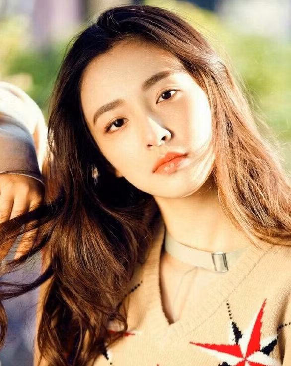 Từng là sao nữ được trọng dụng của Hoa Sách, nhưng sau khi quyết định kết hôn và sinh con, Ngô Thiến đã bị công ty bỏ rơi. Hiện cô đang là gương mặt nữ nổi trội trong chương trình "Đạp gió 2023".