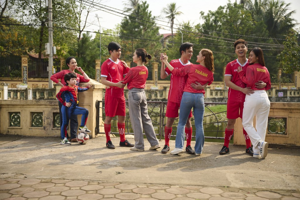 Trở lại phim mới, NSND Lan Hương được cho là thoát mác "bà mẹ chồng khó tính" khi vẫn đảm nhận vai mẹ chồng nhưng với màu sắc hoàn toàn mới mẻ.