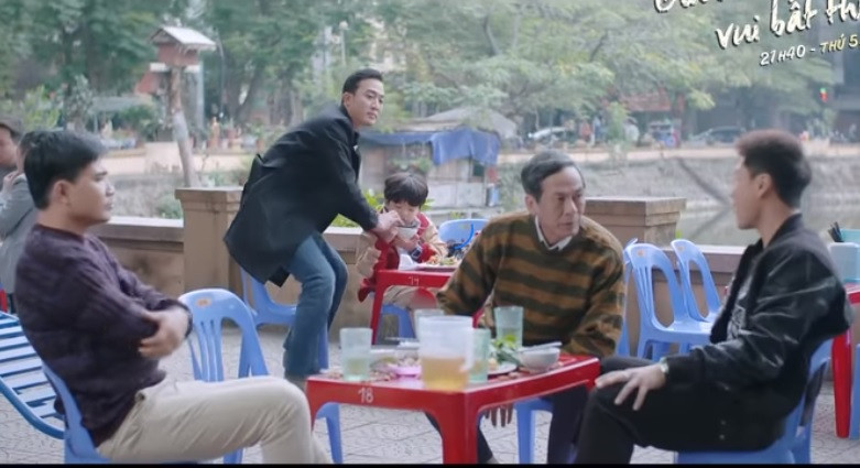Khác với hình ảnh ông xe ôm sống cô đơn trong phim "Lối nhỏ vào đời", lần này nghệ sĩ Bùi Bài Bình vào vai ông bố đông con, tính thanh niên, vui tính và gần gũi với các con.