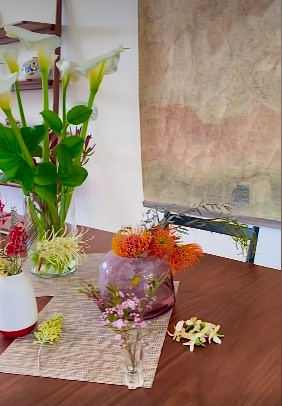 Mới đây, trên trang cá nhân, nữ diễn viên sinh năm 1962 khoe bàn ăn được bày trí rất đẹp với nhiều loại hoa như: hoa thanh liễu, hoa bưởi.... Tất cả đều được hái từ những cây hoa ở vườn nhà do chính cô tự tay chăm sóc.