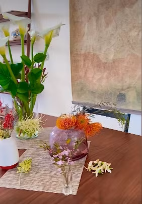 Mới đây, trên trang cá nhân, nữ diễn viên sinh năm 1962 khoe bàn ăn được bày trí rất đẹp với nhiều loại hoa như: hoa thanh liễu, hoa bưởi.... Tất cả đều được hái từ những cây hoa ở vườn nhà do chính cô tự tay chăm sóc.