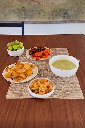 Bữa sáng gồm những món tự nấu và do bạn bè tặng cũng được nữ diễn viên bày biện đẹp mắt.