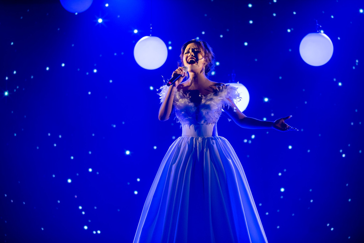 Sau 15 năm, quán quân Vietnam Idol mùa đầu tiên hiện vẫn theo đuổi sự nghiệp ca hát, dù cô từng trải qua không ít thăng trầm. Có khởi đầu thuận lợi với mức cát-sê tăng lên đáng kể từ khi bước ra khỏi Vietnam Idol, thế nhưng sau đó sự nghiệp âm nhạc của cô lại bị cho là không có dấu ấn. Ảnh: Tín Nguyễn.