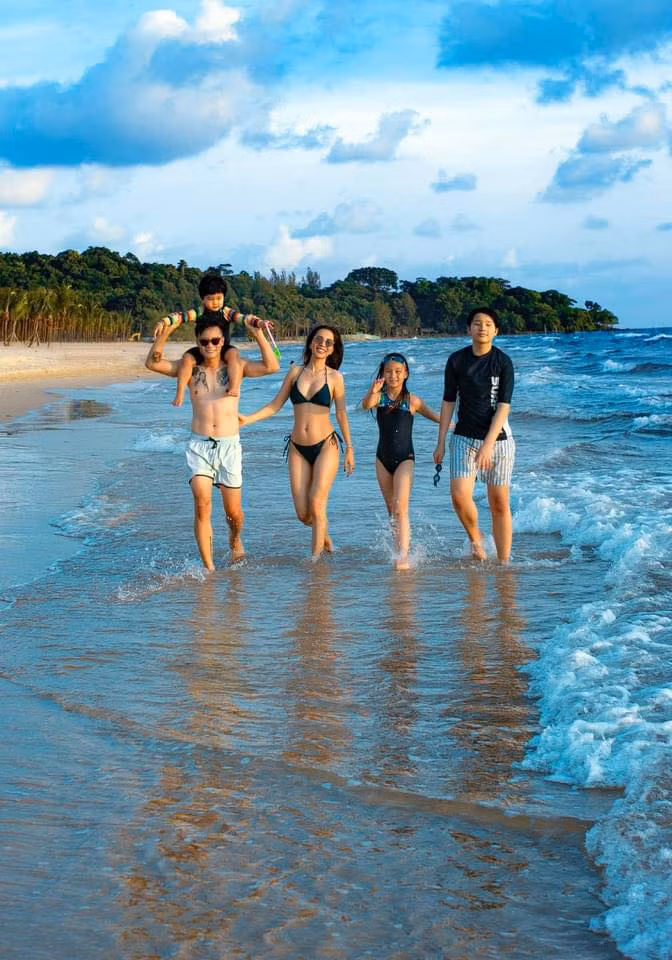 3 lan sinh no, vo ca si Hoang Bach van so huu body goi cam