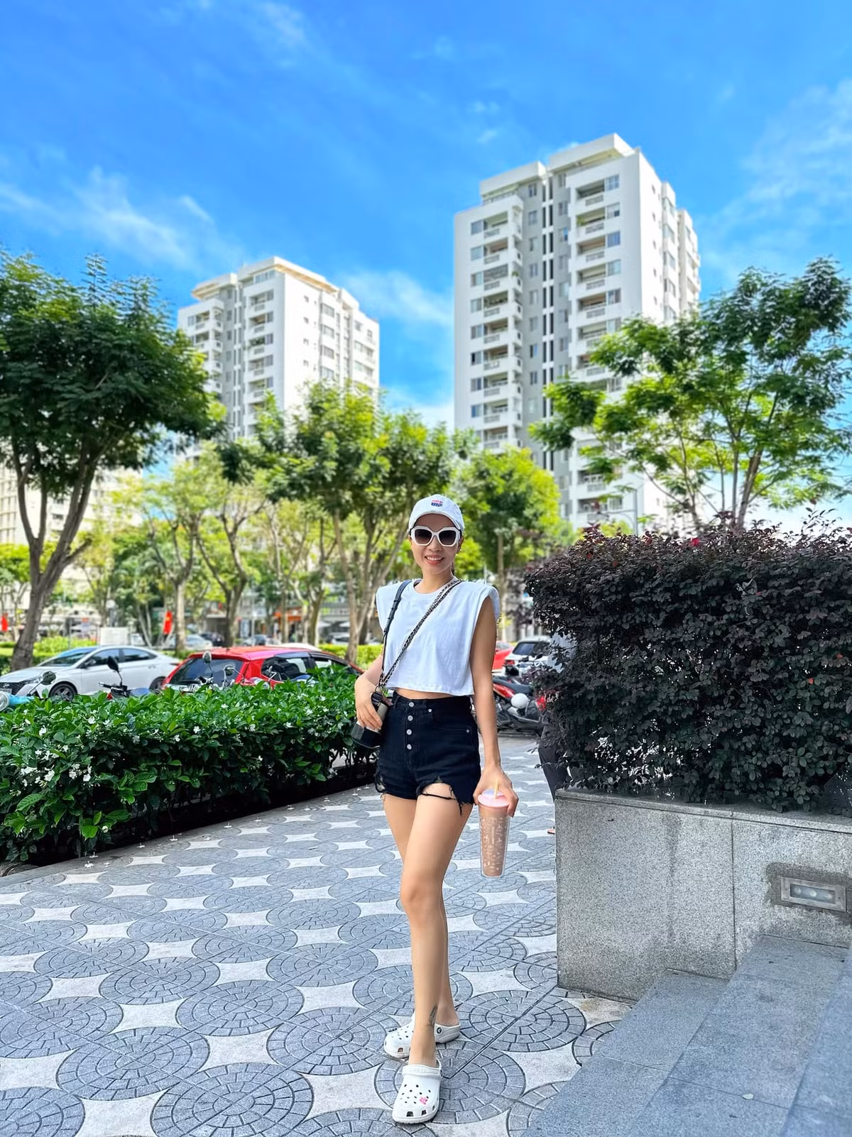 "Nhìn cái vòng tròn cuộc sống của tui đi thì có cái gì khác mà khoe. Không lẽ mỗi ngày lên khoe hôm nay kiếm được nhiêu tiền, mua được nhiêu đất, mấy cái nhà, mấy cái xe, hay đập hộp cái này, bốc tem cái kia, rồi sắc màu hơn nữa đi khịa người này, xỉa người khác để tìm niềm vui. Không nha, tui vui với gia đình tui, vui với các con tui, vui hôm nay chúng biết thêm được cái gì, vui là mình làm được gì, vui vì chồng làm được điều gì. Với tui đó là những niềm vui có nghĩa nên khoe", bà xã Hoàng Bách chia sẻ những niềm vui giản đơn trong cuộc sống.