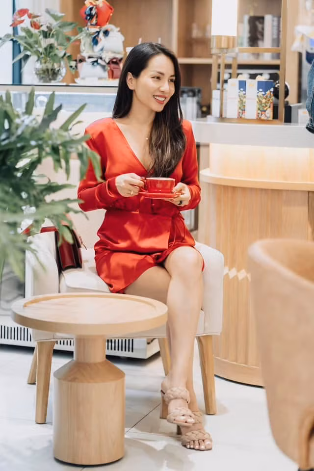 Không chỉ đẹp, vợ của sao nam Vbiz còn đảm đang, tháo vát, là hậu phương vững chắc cho chồng.