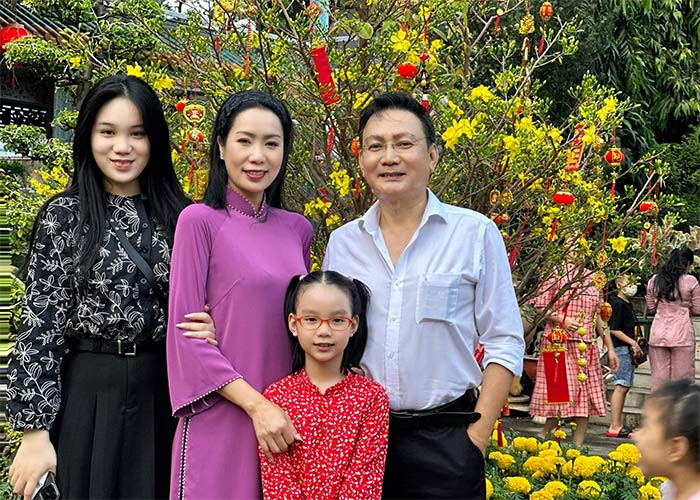 Vợ chồng Trịnh Kim Chi và hai con gái.