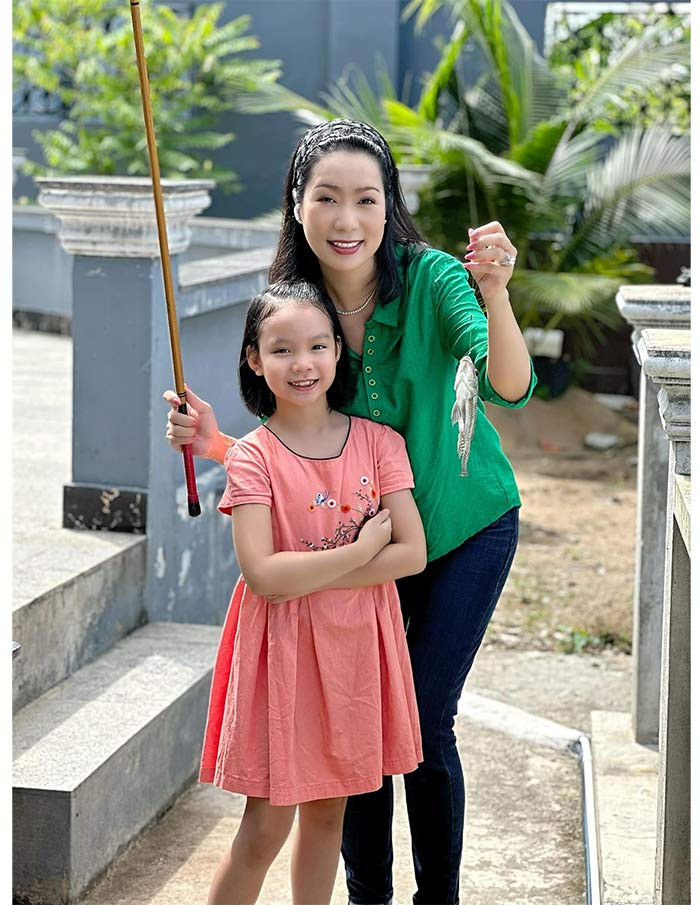 Sau hai lần sinh nở, thậm chí sinh con thứ hai khi đã 45 tuổi nhưng Trịnh Kim Chi nhanh chóng lấy lại vóc dáng.