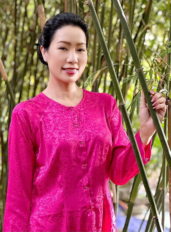 Ngoài sắc đẹp, Trịnh Kim Chi còn có sự nghiệp và gia đình hạnh phúc đáng ngưỡng mộ. Không chỉ là một diễn viên tài năng, một bà "bầu" sân khấu kịch, cô còn là Phó Chủ tịch Hội Sân khấu TPHCM.