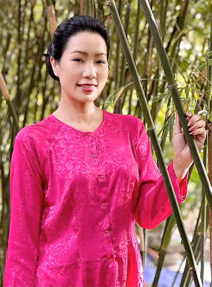 Ngoài sắc đẹp, Trịnh Kim Chi còn có sự nghiệp và gia đình hạnh phúc đáng ngưỡng mộ. Không chỉ là một diễn viên tài năng, một bà "bầu" sân khấu kịch, cô còn là Phó Chủ tịch Hội Sân khấu TPHCM.