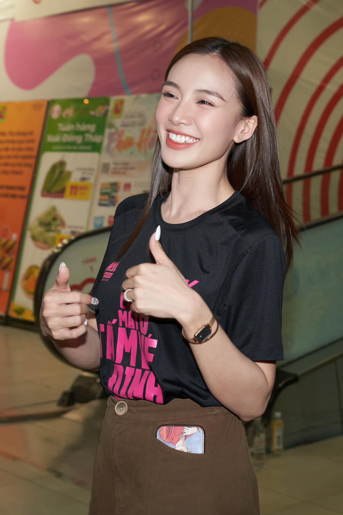 Dù lần đầu chạm ngõ màn ảnh rộng với vai thứ chính nhưng Tú Tri thu hút bởi vai diễn "tròn trịa" cùng nhan sắc xinh đẹp. Cô còn được mệnh danh là "nàng thơ" trong chuỗi series "Lật mặt" của đạo diễn Lý Hải.