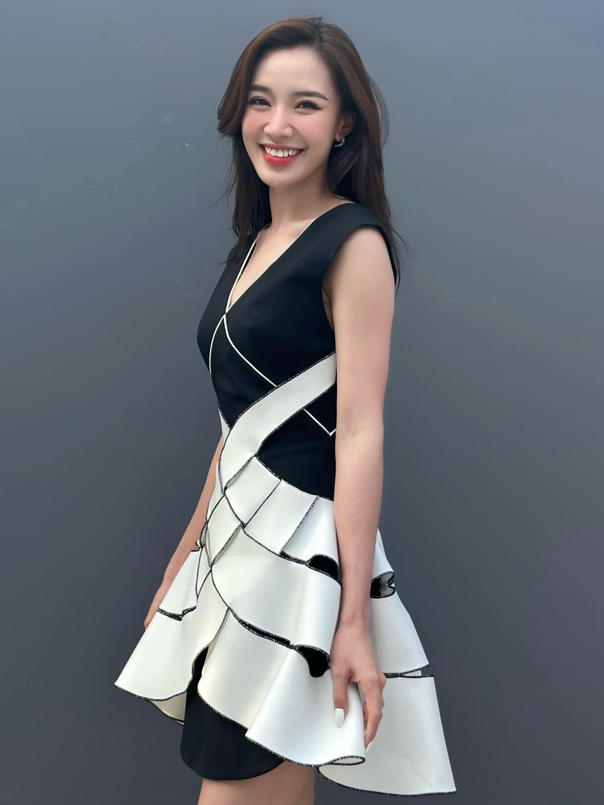 Trên trang cá nhân của mình, sao nữ phim "Lật mặt 6" và chồng chuyển giới chia sẻ nhiều khoảnh khắc lãng mạn, dành cho nhau những lời "mật ngọt".