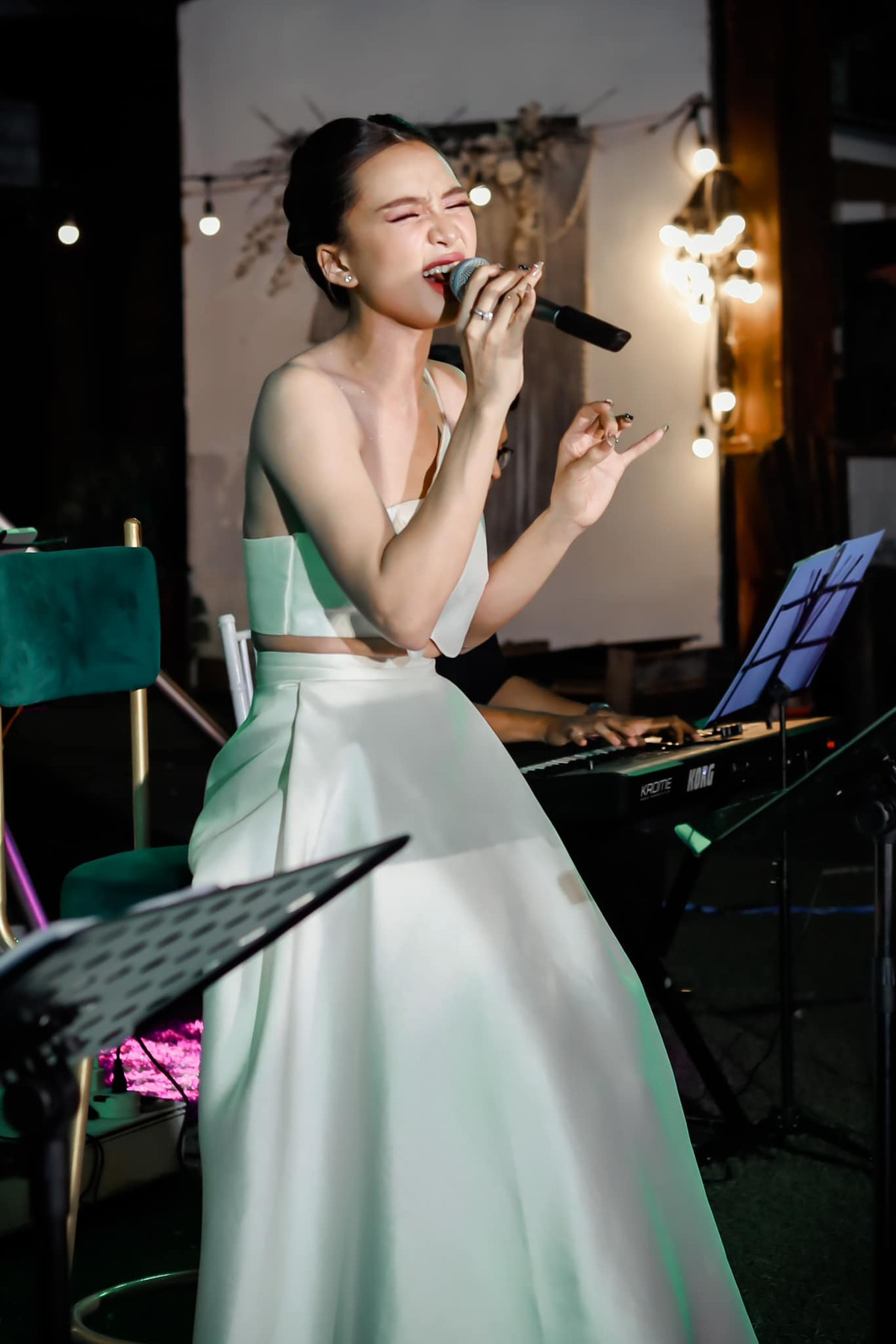 Trước khi đóng phim điện ảnh, Tú Tri được biết đến là ca sĩ chuyên trị những ca khúc trữ tình. Nhờ chất giọng ngọt ngào, cô từng đoạt giải Á quân "Solo cùng Bolero" năm 2018.