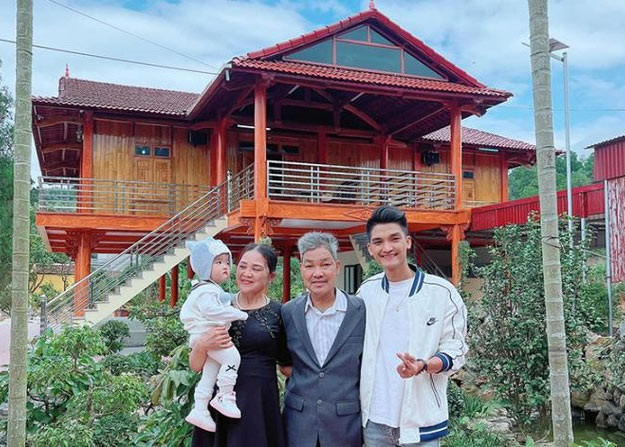 Nam diễn viên hài Mạc Văn Khoa và chị gái cùng nhau hùn tiền xây cho bố mẹ căn nhà sàn rộng hơn 300m2.