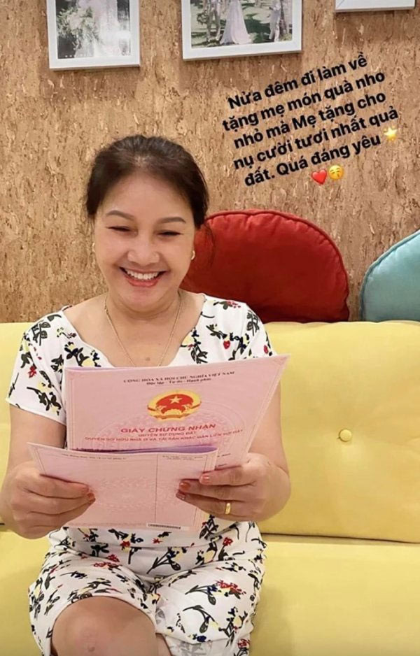 Năm 2020, Bảo Thanh khoe đã mua nhà cho mẹ ruột. Căn nhà trong quá trình hoàn thiện còn sổ đỏ thì mẹ cô đang cầm trong tay. (Ảnh: FB Bảo Thanh)