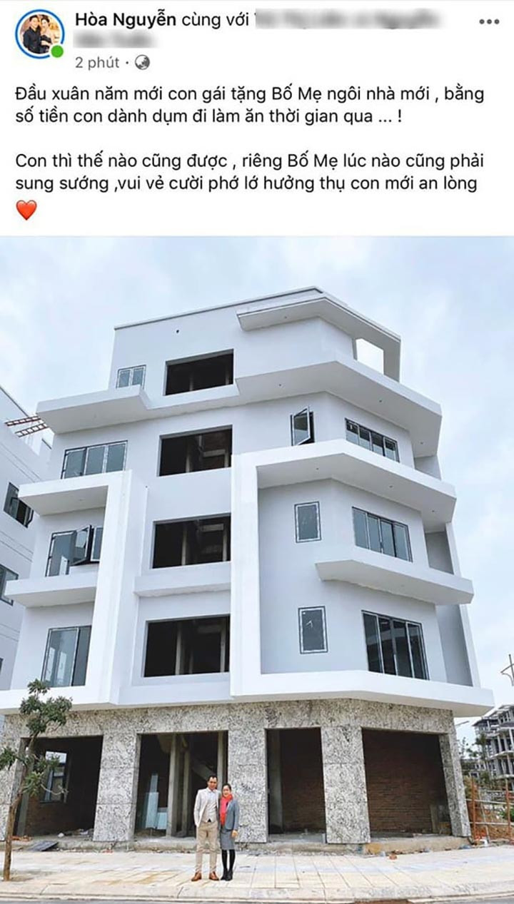 Dịp Tết Nguyên đán năm 2022, Hòa Minzy tặng bố mẹ căn biệt thự 5 tầng, có vườn rộng rãi với nhiều tiểu cảnh đẹp mắt.