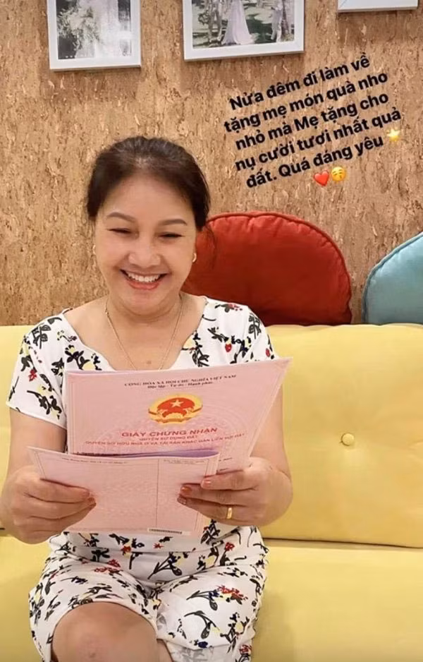 Năm 2020, Bảo Thanh khoe đã mua nhà cho mẹ ruột. Căn nhà trong quá trình hoàn thiện còn sổ đỏ thì mẹ cô đang cầm trong tay. (Ảnh: FB Bảo Thanh)