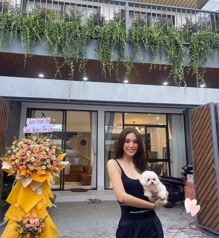 Hoa hậu Trần Tiểu Vy vừa khoe căn nhà khang trang, rộng 120m2 cô tặng bố mẹ tại Quảng Nam. Đây là thành quả của Hoa hậu Việt Nam 2018 sau 5 năm đăng quang.