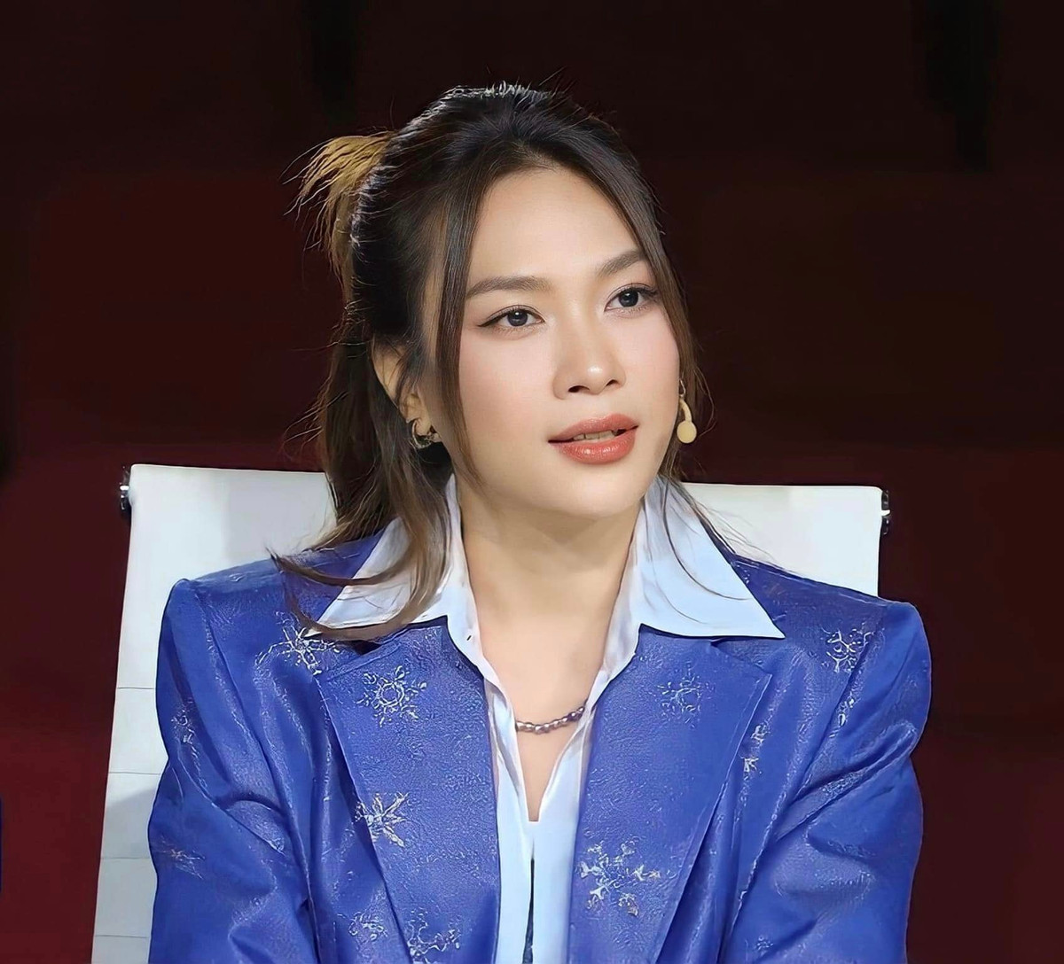 Trang phục kín đáo, gương mặt được trang điểm nhẹ nhàng làm toát lên vẻ trẻ trung, đẹp rạng ngời của giọng ca sinh năm 1981.