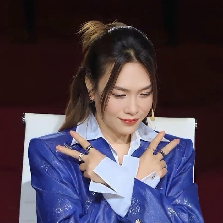 Nhan sắc lão hóa ngược cùng sự vui tính của nữ giám khảo của Vietnam Idol khiến cô nhận được "cơn mưa" lời khen.