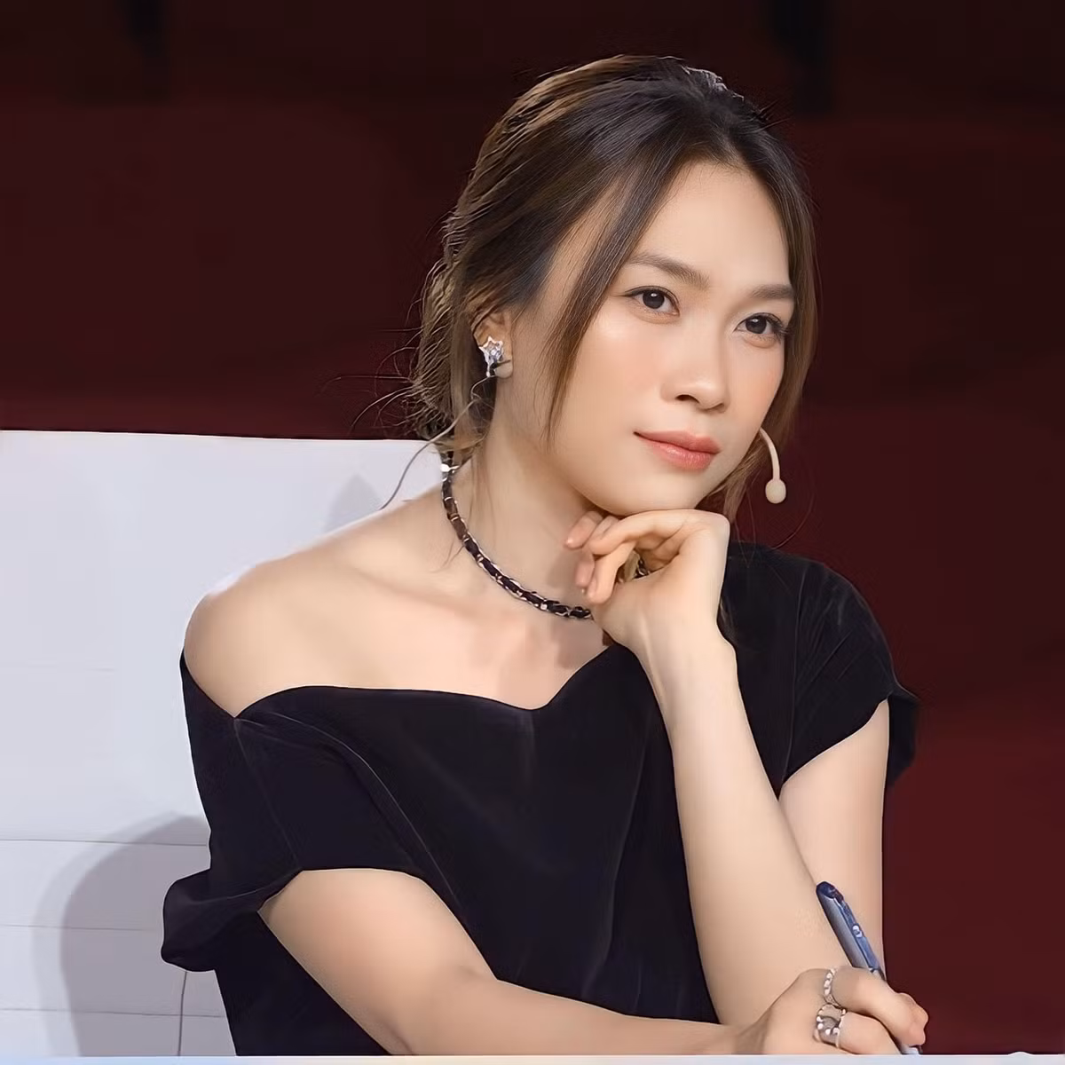 Phong cách nhẹ nhàng và tinh tế càng làm toát lên nhan sắc hết chỗ chê của "chị đẹp".