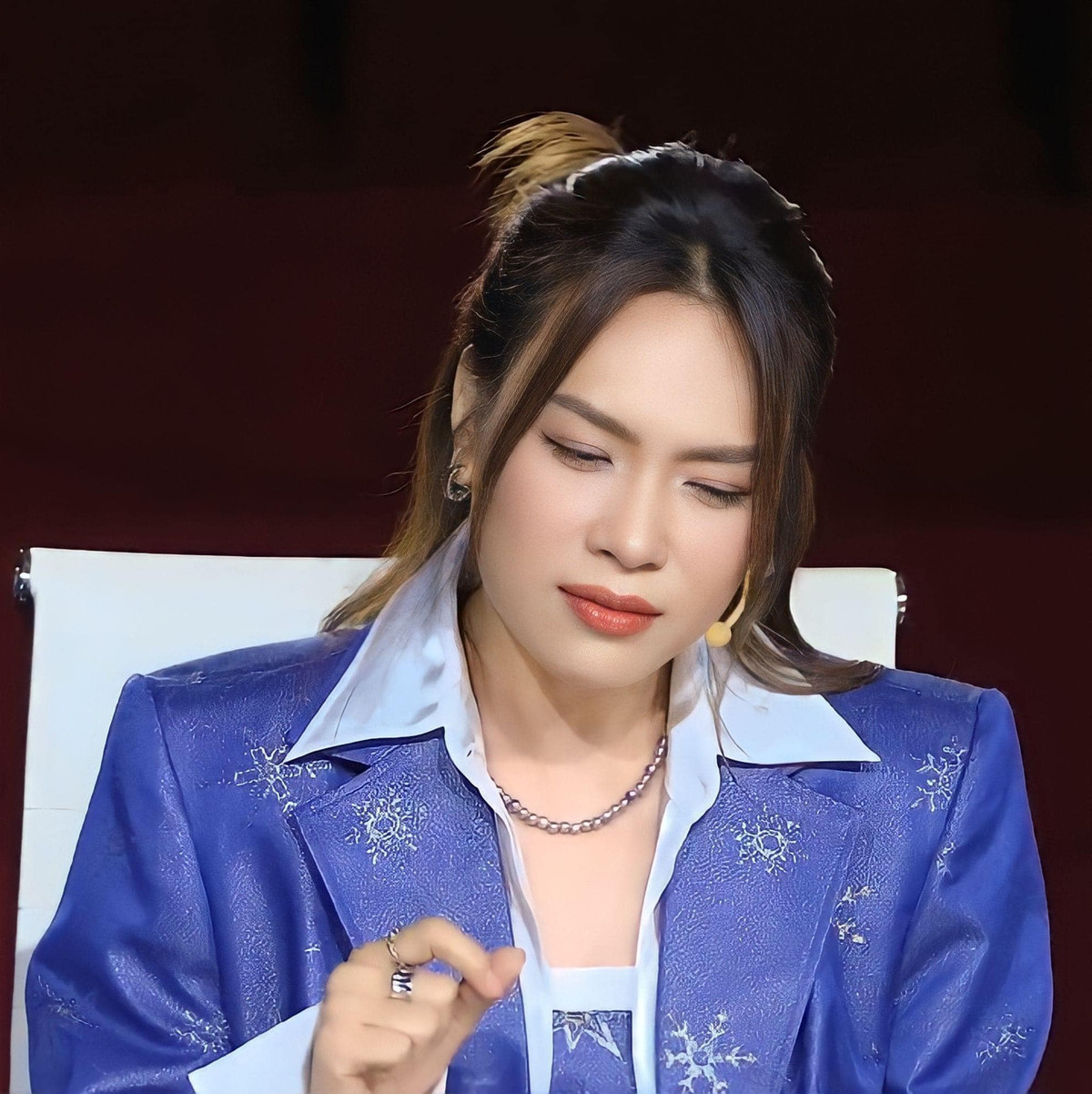 Loạt ảnh mới nhất của Mỹ Tâm còn khiến giám khảo - nhạc sĩ Huy Tuấn vào khen khéo: "Chị gái ruột của Rosé!". Nữ ca sĩ cũng dí dỏm đáp lại: "Dạ em xin mời anh vào thẳng vòng nhà hát ạ".