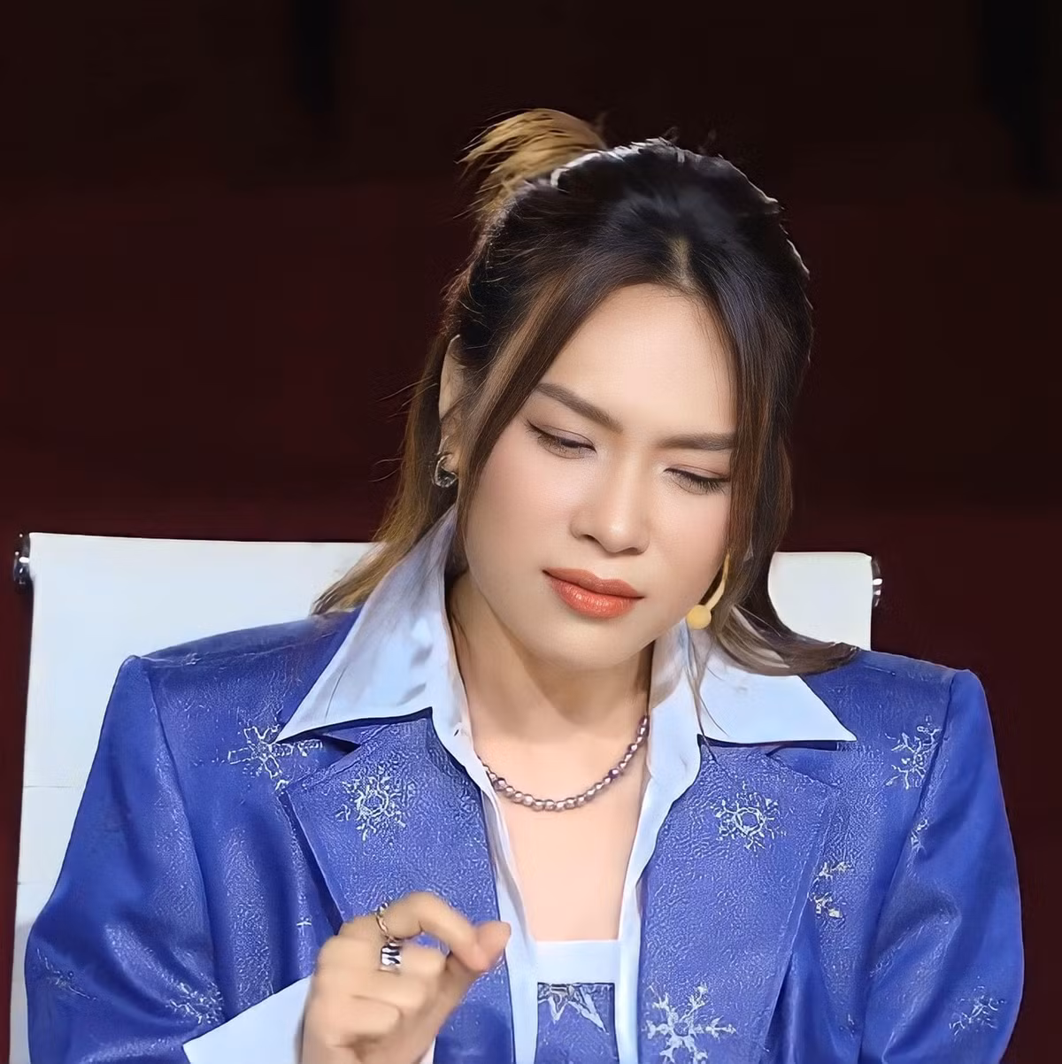 Loạt ảnh mới nhất của Mỹ Tâm còn khiến giám khảo - nhạc sĩ Huy Tuấn vào khen khéo: "Chị gái ruột của Rosé!". Nữ ca sĩ cũng dí dỏm đáp lại: "Dạ em xin mời anh vào thẳng vòng nhà hát ạ".