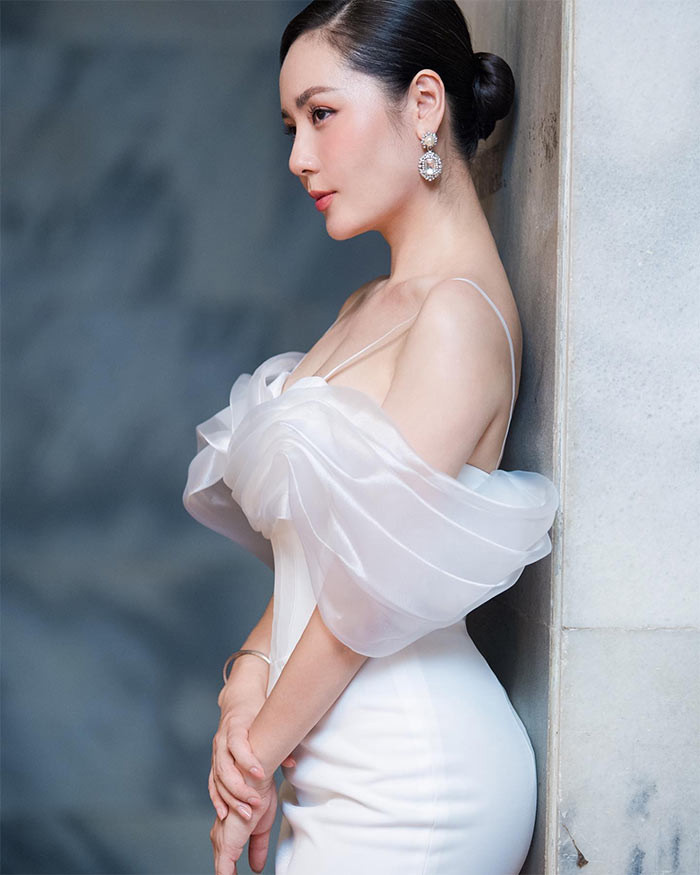 Ở tuổi 39, nhờ chăm sóc da kỹ lưỡng nên trông cô trẻ hơn tuổi rất nhiều.