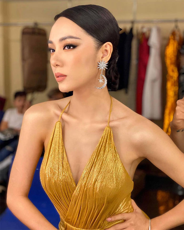 Khuôn mặt xinh xắn có đôi chút lạnh lùng của Phương Linh cũng là một điểm thu hút của cô.