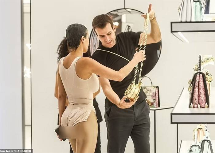 Cặp vợ chồng ngôi sao hạng A được các nhân viên trong cửa hàng tiếp đón tận tình. (Ảnh: Backgrid)