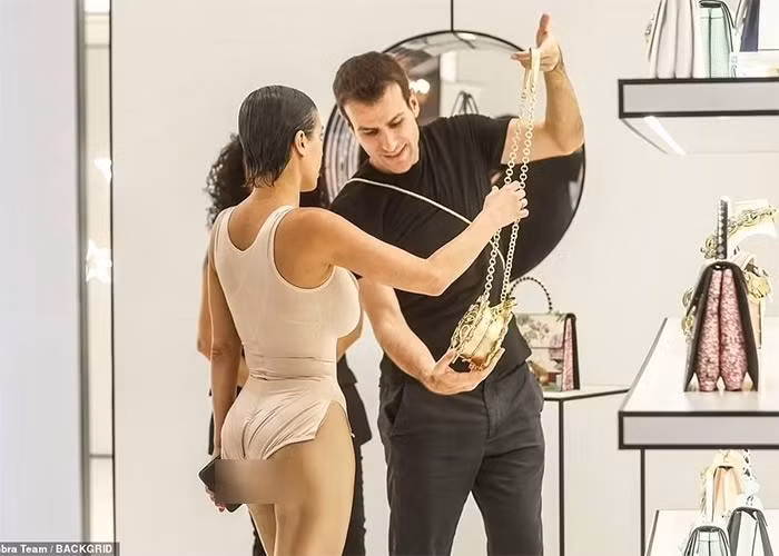 Cặp vợ chồng ngôi sao hạng A được các nhân viên trong cửa hàng tiếp đón tận tình. (Ảnh: Backgrid)