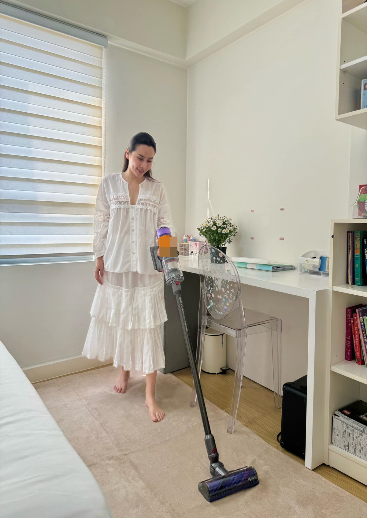 Sau bê bối đời tư tại Tây Ban Nha cách đây hơn 1 năm, mới đây, có thông tin Hồ Hoài Anh đã nghỉ việc tại Học việc Âm nhạc Quốc gia Việt Nam. Sau ồn ào, nam nhạc sĩ gần như "ở ẩn" để tránh dư luận và chỉ hiếm hoi xuất hiện tại một số sự kiện. Trong khi đó, Lưu Hương Giang mạnh mẽ vượt qua lùm xùm của ông xã bằng cách trở lại với nghệ thuật và tận hưởng cuộc sống bên hai con gái.