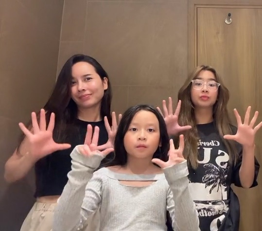 Trên trang cá nhân của mình, mỹ nhân sinh năm 1983 không còn chia sẻ hình ảnh về bố của hai con gái. Thay vào đó là những hình ảnh đời thường của 3 mẹ con. Trong clip "đu trend" mới đây, nữ ca sĩ chia sẻ mẹ con cô chắc phải vài năm mới quay lại thị trường TikTok cùng nhau. Ảnh cắt clip TikTok.