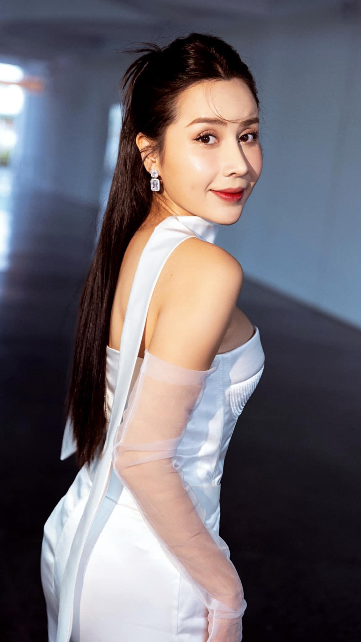 Mạnh mẽ trở lại sau "sóng gió" hôn nhân, Lưu Hương Giang còn được khen ngợi về nhan sắc cuốn hút của người phụ nữ từng trải, ngày càng đằm thắm và thần thái.