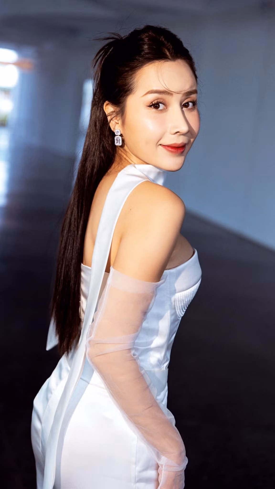 Mạnh mẽ trở lại sau "sóng gió" hôn nhân, Lưu Hương Giang còn được khen ngợi về nhan sắc cuốn hút của người phụ nữ từng trải, ngày càng đằm thắm và thần thái.