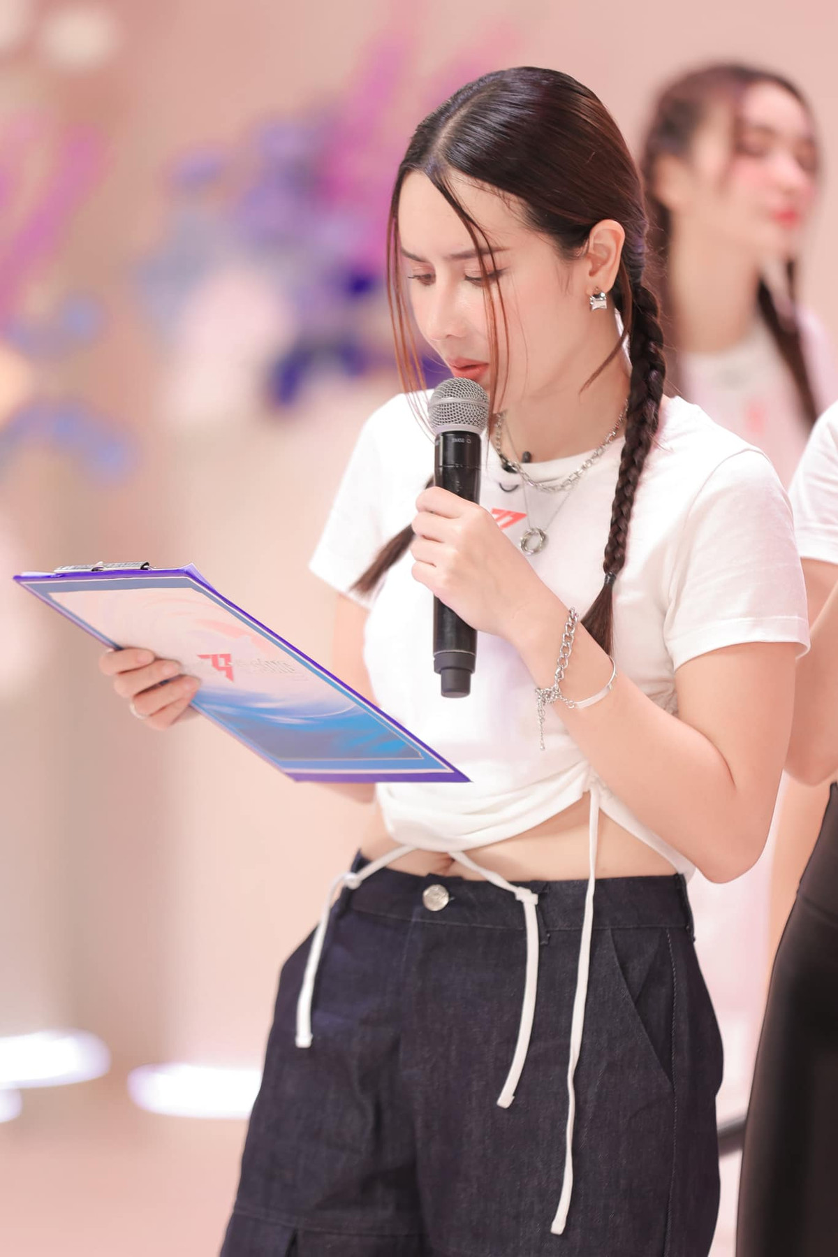 Tham gia chương trình thực tế, sống chung cùng 29 chị đẹp của Vbiz, được mở lòng mình nhiều hơn cũng cho thấy sự trở lại mạnh mẽ của Lưu Hương Giang sau một thời gian im ắng.