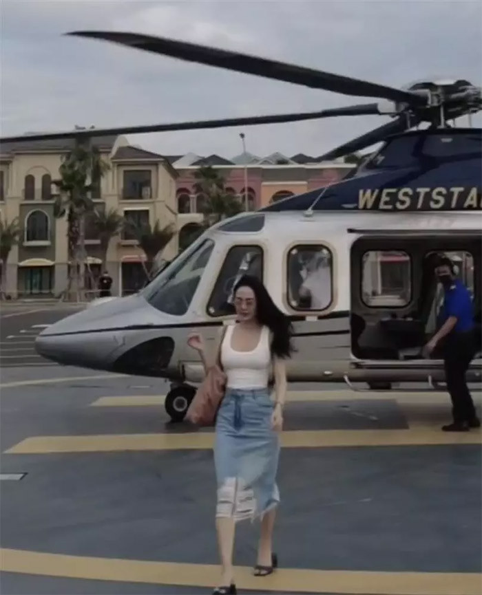 Trong chuyến du lịch hè năm ngoái, cô được chồng đại gia thuê máy bay riêng để đi tới Phan Thiết. (Ảnh: Vietnamnet)