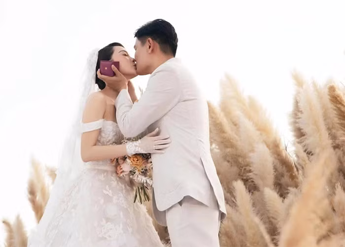 Trước khi tổ chức đám cưới vào tháng 6/2022, Minh Hằng và Quốc Bảo đã có 6 năm hẹn hò. (Ảnh: Zing.vn)