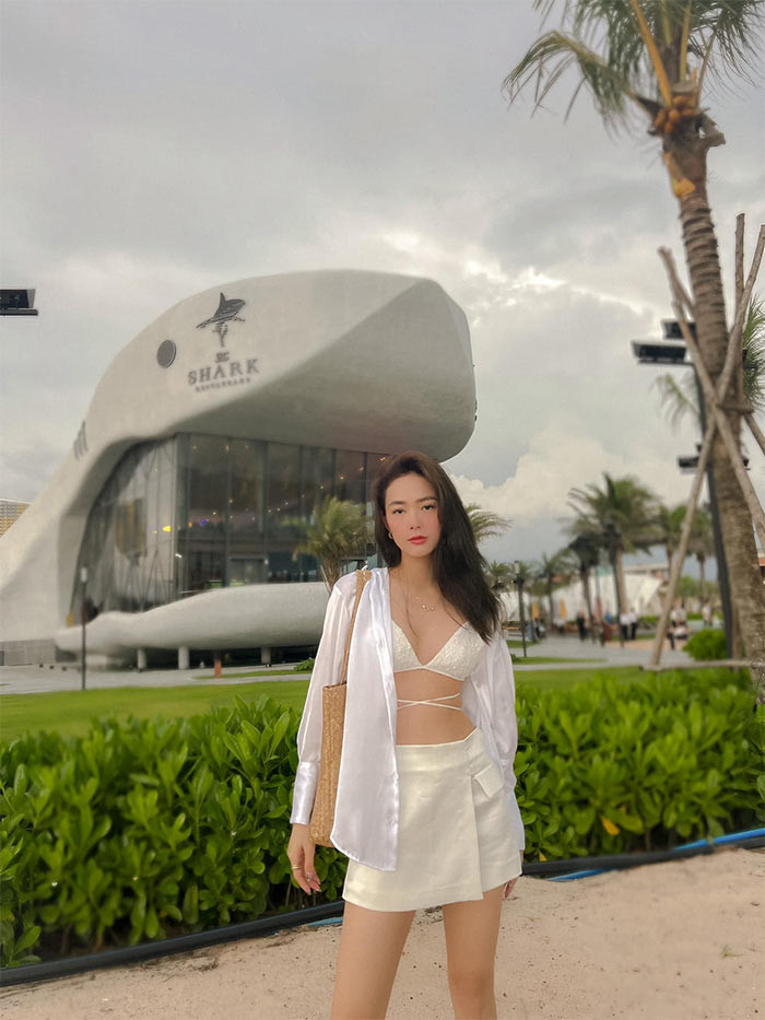 Mặc dù đã 36 tuổi nhưng cô được khen là ngày càng trẻ trung, thần thái rất tốt.