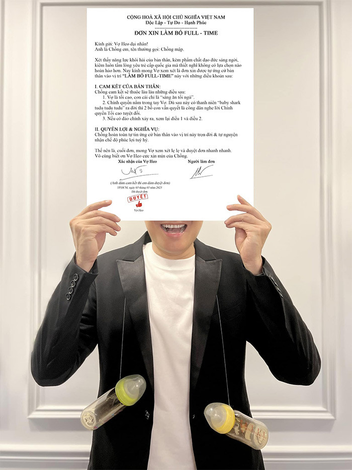 "Sau 3 chuyến bay mệt lả, suốt 3 tháng trời ròng rã và 10 buổi hẹn thót tim mấy lần cùng bác sĩ, thì hôm nay, 3/3/2023, tôi xin trân trọng thông báo với toàn thể làng trên xóm dưới một tin hú hồn rằng, chồng tôi đã chính thức được bổ nhiệm chức vụ 'làm bố full-time' trọn đời và không được phép đòi tăng lương rồi nhé", Minh Hằng viết trên trang cá nhân.