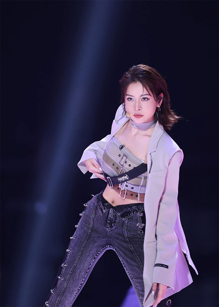 Chi Pu nhận được sự ủng hộ của khán giả trong và ngoài nước khi tham gia "Tỷ tỷ đạp gió rẽ sóng 2023" và khiến danh tiếng của cô ngày càng tăng cao. (Ảnh: FBNV)