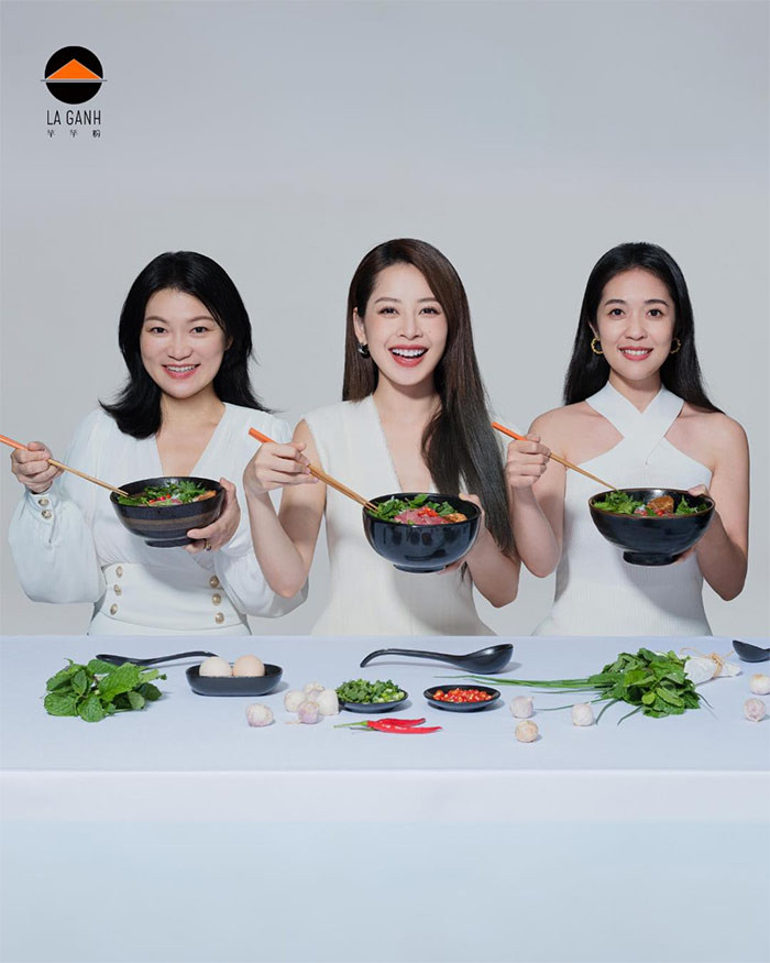 "La Ganh 's Phở phục vụ đúng hương vị Hà Nội! Nước lèo nhà mình, hầm trên 12 tiếng với xương bò, nước mắm, gia vị, là tâm huyết của mỗi tô. Sẵn sàng để thưởng thức ba món ngon có thịt: Thịt thăn hiếm, lưỡi dao trên cùng và thịt bò hầm. Chúng tôi không thể chờ đợi để chính thức phục vụ bạn một bát phở ngon nhất sớm!", Chi Pu viết trên trang cá nhân. (Ảnh: FBNV)