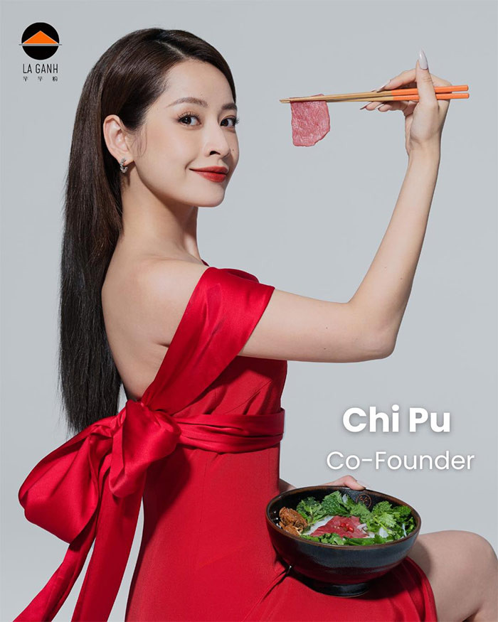 Thừa thắng xông lên, Chi Pu khai trương một tiệm phở Việt Nam ở Thượng Hải, Trung Quốc cùng hai nhà đồng sáng lập là Chengling Zhang và Helen Trinh. (Ảnh: FBNV)
